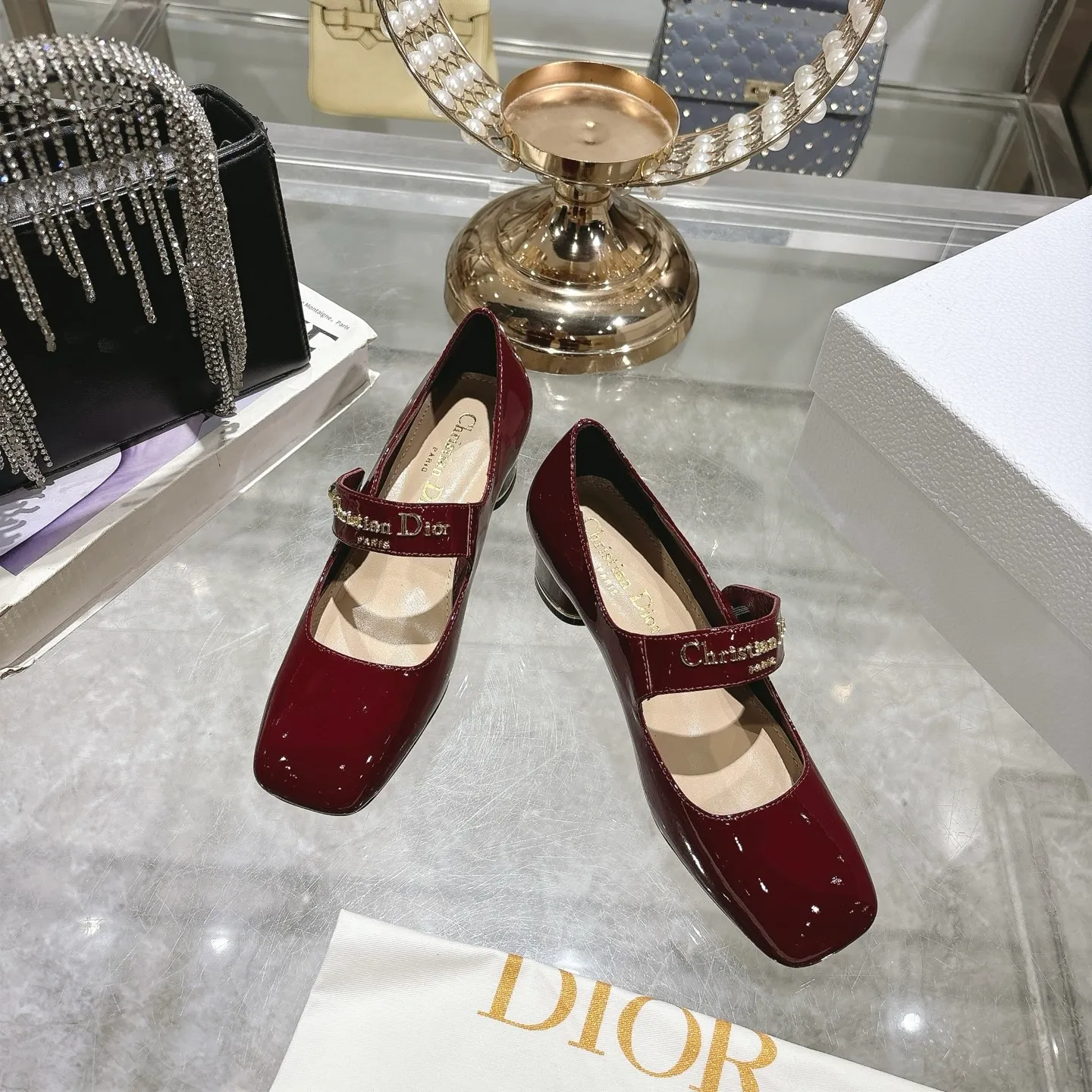 💕💕Factory direct selling price p560💕💕 💕25ss early spring new Dior Dior D-My hardware letter square toe high heels 👠This My Dior high heels are a new product in the 2025 spring and summer ready-to-wear series, showing exquisite elegance. Carefully crafted from cow leather, it is embellished with gold buckles and a metallic Christian Dior Paris logo, making it highly recognizable and highlighting Dior's extraordinary craftsmanship. Graphic style heels complement each other, making the fashionable design more elegant. Upper: cow patent leather. Inner foot pad: sheepskin. Sole: Italian genuine leather outsole. Heel height: 4cm 7.5cm. Size: 35-39 (34.40.41. Customized items are non-refundable)